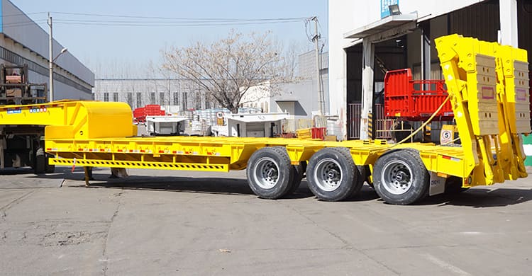 CIMC 3 Axle 60T Tractor Low Loader Trailer with Folding Ladders for Sale in Malawi