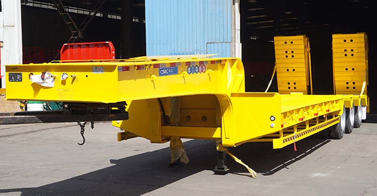 CIMC 3 Axle 60T Tractor Low Loader Trailer with Folding Ladders for Sale in Malawi