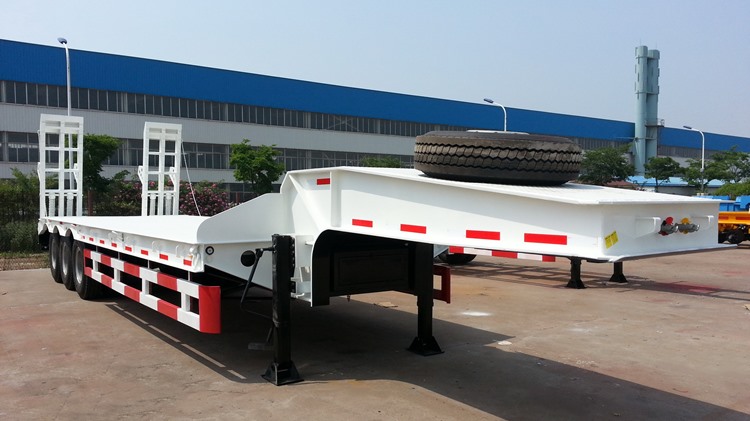 Tri axle low loader trailer
